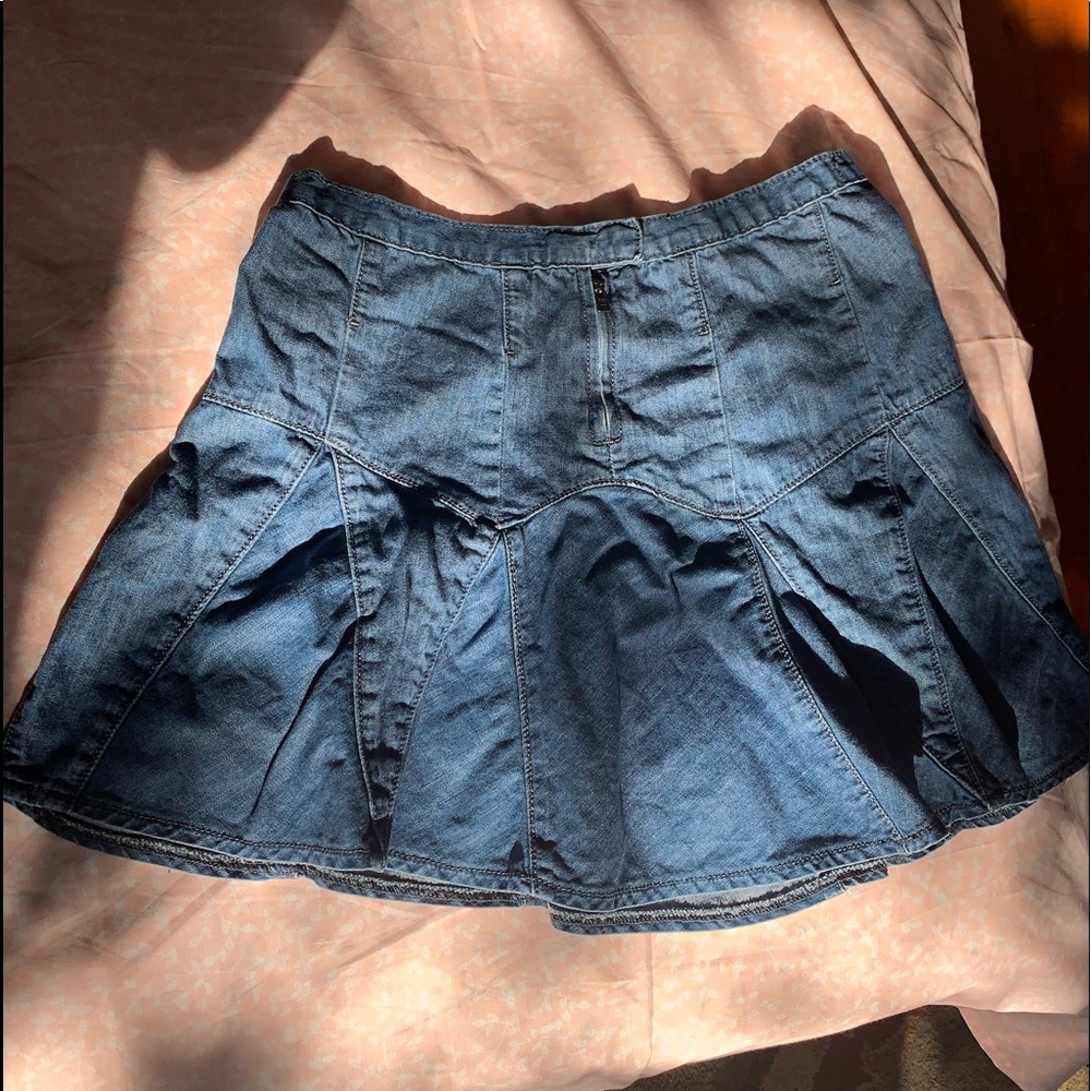 the CUTEST y2k ruffled hem denim skirt